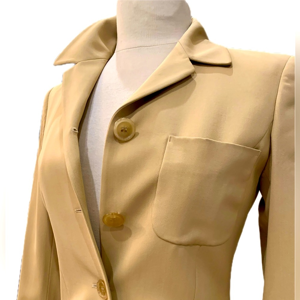 Jil Sander; exquisitely tailored jacket with an elegant fit. Size 34/2 Germany.